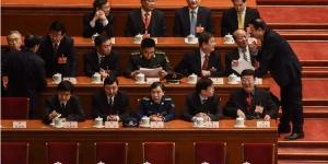 2018年3月19日，在北京人民大会堂举行的第十三届全国人大第七次全体会议开始前，人大代表们正在交谈。（图片来源：Etienne Oliveau/Getty Images）