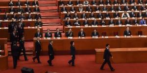 2018年3月19日，在北京人民大会堂召开第十三届全国人大第七次全体会议，当时新当选的中共副总理韩正（前排右一）领衔，时任副总理孙春兰、胡春华、刘鹤，时任国务委员魏凤和等人，准备宣誓就职。（图片来源：Etienne Oliveau/Getty Images）