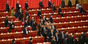 2025年3月4日，在北京人民大会堂举行的中共政协会议开幕式结束后，代表们陆续离场。（图片来源：PEDRO PARDO/AFP via Getty Images）
