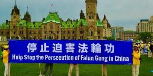 2026年5月29日，在中共外长访问加拿大期间，数百位加东法轮功学员来到国会山表达“停止迫害法轮功”的诉求。（图片来源：看中国特约摄影李梅）