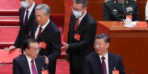2022年10月22日，在北京人民大会堂举行的中共第二十次全国代表大会闭幕式上，前中共党魁胡锦涛（中）被架离会场。（图片来源：Lintao Zhang/Getty Images）
