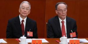 2022年10月22日，前中共国务院总理温家宝与时任中共国家副主席王岐山出席中共二十大闭幕式。（图片来源：Lintao Zhang/Getty Images）
