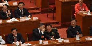 2018年3月17日，在中共第十三届全国人民代表大会第一次会议第五次全体会议期间，时任中共国务委员杨洁篪（左二）与中央军委副主席张又侠（右二）交谈。（图片来源：Etienne Oliveau/Getty Images）