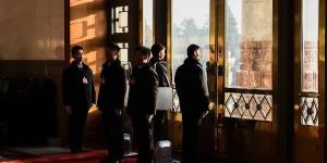 2018年3月19日，中共第十三届全国人民代表大会第七次全体会议召开前，中共警卫人员在人民大会堂内站岗。（图片来源：Etienne Oliveau/Getty Images）