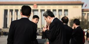2018年3月19日，在北京人民大会堂举行的第十三届全国人民代表大会第七次全体会议召开前，与会代表们在天安门广场吸烟。（图片来源：Etienne Oliveau/Getty Images）