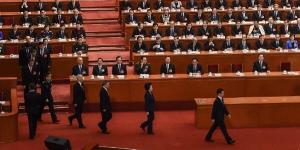 2018年3月19日，在北京人民大会堂召开第十三届全国人大第七次全体会议，当时新当选的中共副总理韩正（前排右一）领衔，时任副总理孙春兰、胡春华、刘鹤，时任国务委员魏凤和等人，准备宣誓就职。（图片来源：Etienne Oliveau/Getty Images）