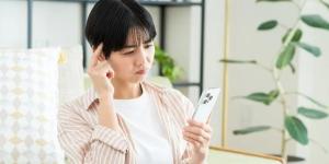 女子看着手机思考    （图片来源：翻拍）