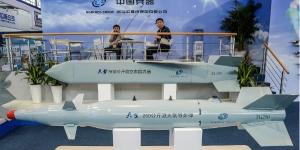 2012年11月12日，在珠海第九届中国国际航空航天博览会开幕前夕，几名男子坐在中国北方工业集团有限公司（中国兵器工业集团）的导弹模型展台旁。（图片来源：PHILIPPE LOPEZ/AFP via Getty Images）