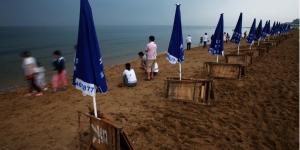 2008年8月31日，拍摄于河北省北戴河，人们在海边度假。（图片来源：Guang Niu/Getty Images）