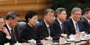 2026年5月20日，中共国务院副总理何立峰、国务委员谌贻琴（左边第三）、教育部长怀进鹏、财政部长蓝佛安和商务部长王文涛在北京人民大会堂出席了俄罗斯总统普京（未在图中）与中共党魁习近平（未在图中）的双边会晤。（图片来源：Maxim Shemetov-China Pool/Getty Images）