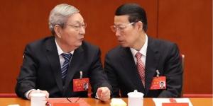 2017年10月24日，在北京人民大会堂举行的中共第十九次全国人大闭幕式上，中共前总理朱镕基（左）与时任中共副总理张高丽交谈。（图片来源：Lintao Zhang/Getty Images）