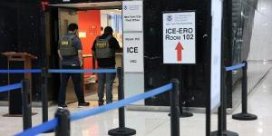 2026年7月31日，美国移民及海关执法局（ICE）特工在位于纽约市贾维茨联邦大楼的ICE纽约办事处站岗。（图片来源：Michael M. Santiago/Getty Images）