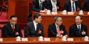 2023年3月12日，中共中央政治局委员张国庆、上海市委书记陈吉宁、全国政协副主席胡春华、广东省委书记黄坤明出席在北京人民大会堂举行的全国人民代表大会第五次全体会议。（图片来源：NOEL CELIS/AFP via Getty Images）