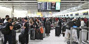 旅客在伦敦希斯罗机场4号航站楼等候。（JUSTIN TALLIS/AFP via Getty Images）