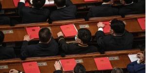 2020年5月28日，在北京人民大会堂内，中共代表出席全国人民代表大会闭幕式。（图片来源：Kevin Frayer/Getty Images）