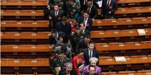 2026年3月5日，在北京人民大會堂舉行的中共全國人民代表大會開幕式已結束，中共人大代表們離開會場。（圖片來源：Kevin Frayer/Getty Images）