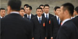 2017年10月25日，在中共中央政治局常务委员会成员名单公布后，身着西装的中共军方人员在北京人民大会堂外等候。（图片来源：GREG BAKER/AFP via Getty Images）