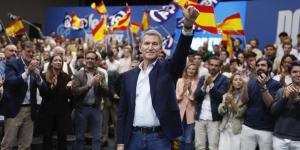 10月10日，西班牙人民党领导人费霍在集会上发表讲话。(Oscar DEL POZO/AFP via Getty Images)
