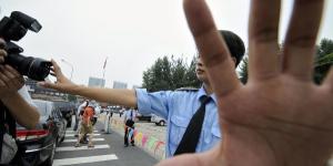2008年8月13日，北京警方封锁一个公园后阻止摄影记者拍照。示意图（图片来源：JEWEL SAMADAFP via Getty Images）