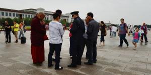 2013年6月22日，中共警察在北京天安门广场对藏族游客进行身份核查。（图片来源：MARK RALSTONAFP via Getty Images）