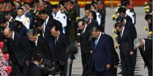 2025年9月30日，中共党魁习近平在北京天安门广场向人民英雄纪念碑献花圈前鞠躬。（图片来源：GREG BAKER/AFP via Getty Images）