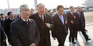 2017年3月4日，重时任庆市长、全国人大代表黄奇帆（中）抵达北京人民大会堂，出席中共全国人大全体会议。（图片来源：Lintao Zhang/Getty Images）