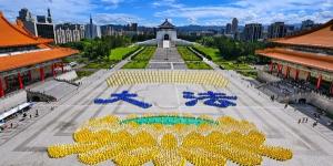 2026年10月17日上午，来自台湾各地及海外的四千六百多名法轮功学员，在台北自由广场，冒着摄氏三十度以上的温度，列队组成盛开的巨型莲花与“大法”二字。