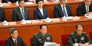 2025年3月4日，中共中央政法委书记陈文清（左）、时任中共中央军委副主席何卫东（右）和时任军委副主席张又侠（中）在北京人民大会堂出席中共政协会议开幕式。（图片来源：ADEK BERRY/AFP via Getty Images）