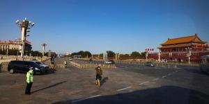 2022年10月16日，在北京人民大会堂举行的中共第二十次全国代表大会开幕式前，中共安保人员在天安门广场保持警戒。（图片来源：Lintao Zhang/Getty Images）