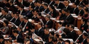 2026年3月9日，在北京人民大会堂举行的中共全国人大第二次全体会议上，代表们正在聆听发言。（图片来源：Kevin Frayer/Getty Images）