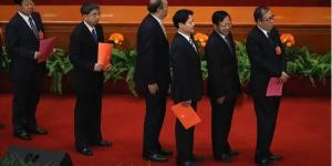 2013年3月14日，在北京人民大会堂举行的中共全国人大第四次全体会议上，时任湖北省委书记李洪忠（右）排队等候将选票投入票箱。（图片来源：Feng Li/Getty Images）