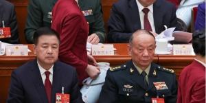2026年3月5日，中共公安部长王小洪和中央军委副主席张升民（右）在北京人民大会堂出席中共全国人大会议开幕式。（图片来源：FLORENCE LO/POOL/AFP via Getty Images）