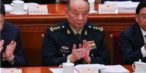 2026年3月5日，中共中央军委副主席张升民在北京人民大会堂出席中共全国人大开幕式时鼓掌。（图片来源：Florence Lo/POOL/AFP via Getty Images）