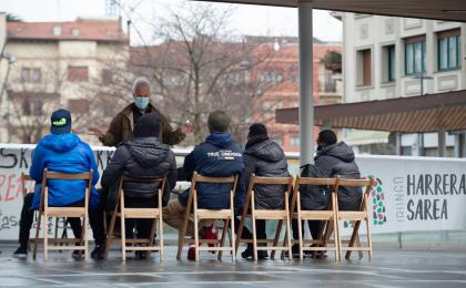 西班牙移民在获取帮助信息。（ANDER GILLENEA/AFP via Getty Images）