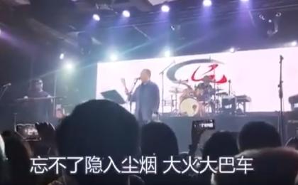 中国摇滚乐队耳光乐队“红孩儿十八赢”歌曲演唱现场。（图片来源：视频截图）