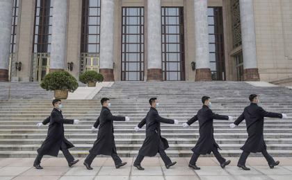 2021年“两会”期间会场外的保安人员。（Getty Images） 