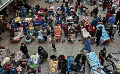 2023年1月13日，上海一家医院中庭躺满COVID-19患者。（图片来源：Getty Images）
