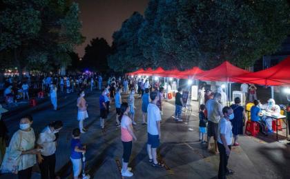 2021年8月3日，湖北武汉市民排队做COVID-19核酸检测。（图片来源：Getty Images）