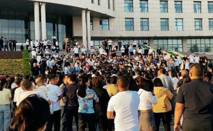 5月11日，河北邢台南宫市政府决定关停丰翼小学，引发上千名家长抗议。（图片来源：视频截图）