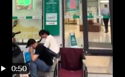 湖南株洲一病重老人被抬到银行取钱，不幸死在银行。（图片来源：视频截图）