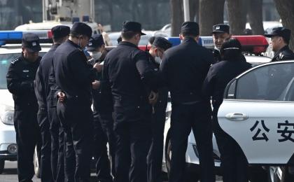 2023年3月4日，北京警察在天安门广场附近的道路上聚集。（图片来源：Getty Images）