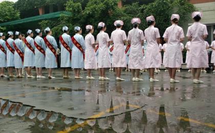 2005年5月25日，中国四川成都的护士参加当地一家医院的落成典礼。(Photo by China PhotosGetty Images)