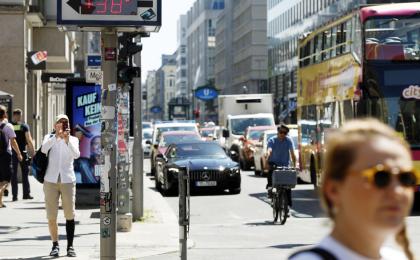 7月2日，柏林街头显示38摄氏度的高温。（ODD ANDERSEN/AFP via Getty Images）