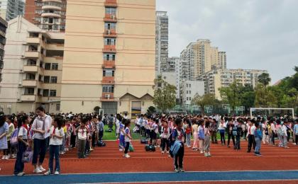 学生们在操场上集合。（图片来源：Getty Images）