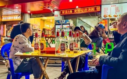 2024年10月24日晚，重庆酒店摆在户外的街头餐桌。 （图片来源：Getty Images）