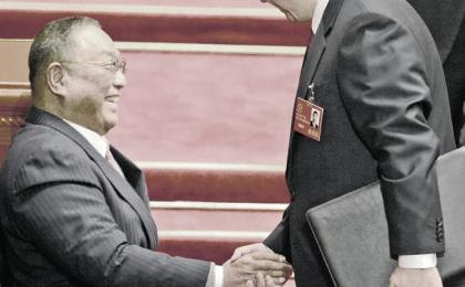 2012年中共十八大开幕会议中，习近平（右）主动与邓朴方握手。（GOH CHAI HIN/AFP via Getty Images）