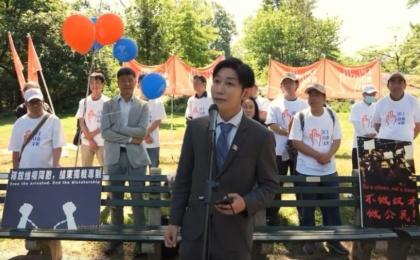2025年8月8日，00后、公民会创会会长杨若晖在纽约的《全民反抗运动宣言》宣读仪式上发言（China Action X账号）