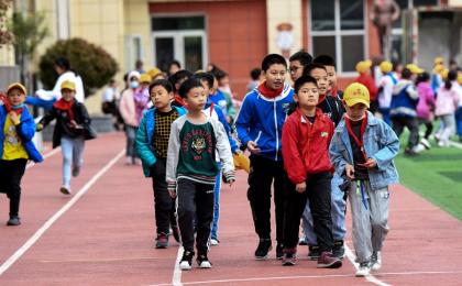一群中国学生在学校操场上走着。（图片来源：Getty Images）