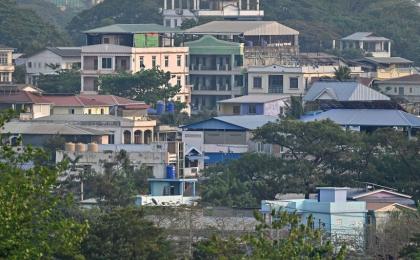 2024年4月11日，从湄索县泰国一侧可以看到缅甸妙瓦底镇的全景。（图片来源：MANAN VATSYAYANA/AFP via Getty Images ）