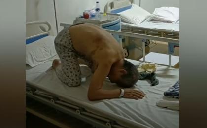 大陆某地医院里的带状疱疹患者因剧烈疼痛在床上翻滚。（图片来源：视频截图）
